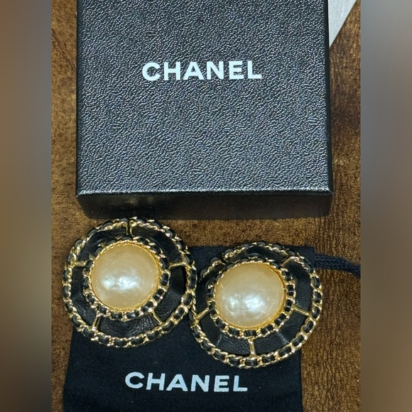 CHANEL LARGE PEARL W/ BLACK LAMBSKIN AROUND
EARRINGS - Picture 1 of 5